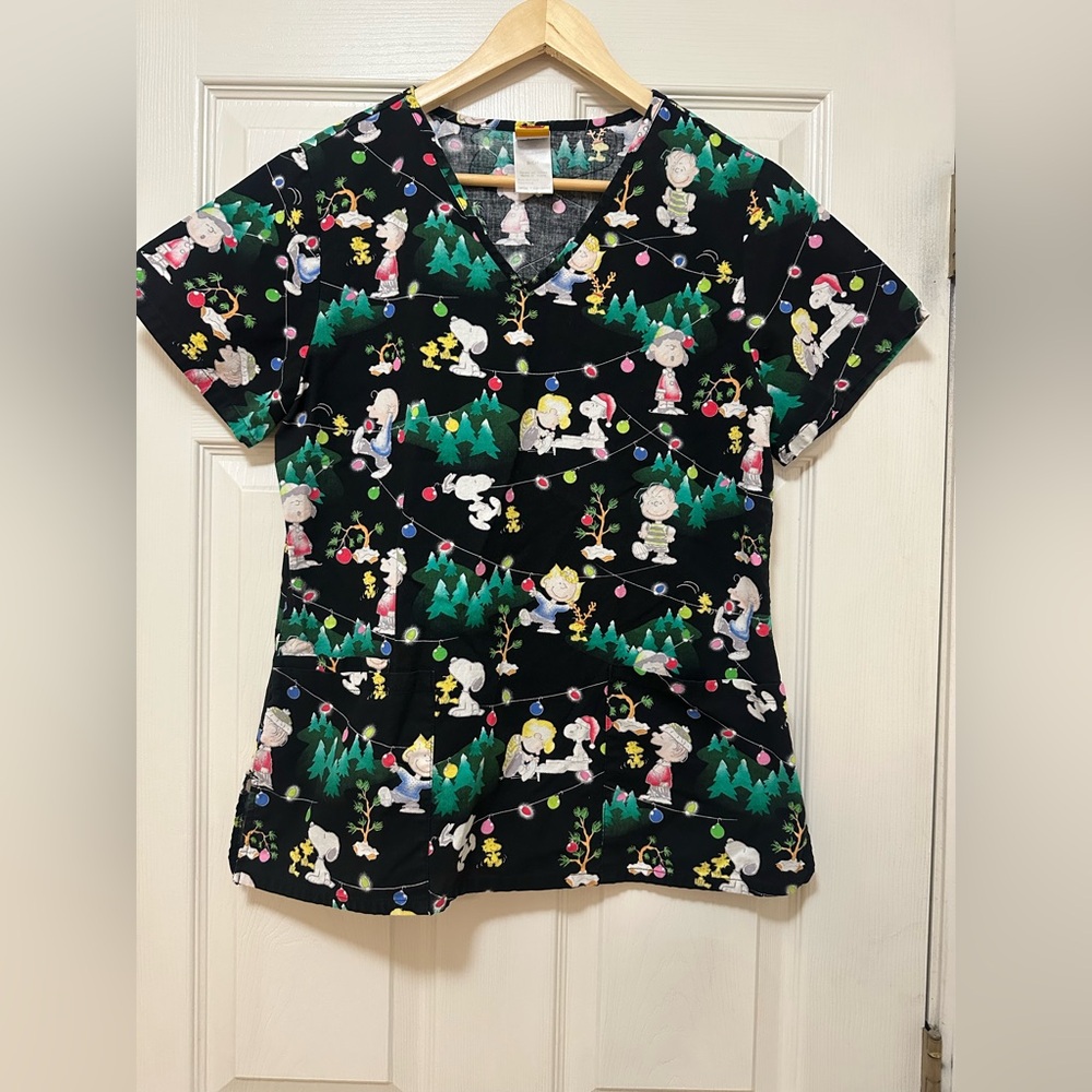 Peanuts Black Holiday Scrub Top with Multiple Pockets, Womens Small